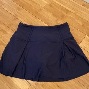 Skirt! Lululemon 6 Tall. Navy blue
